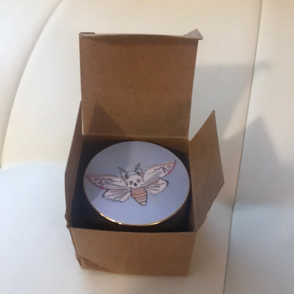 Moth Herb Grinder 🍀 - Picture 4 of 4